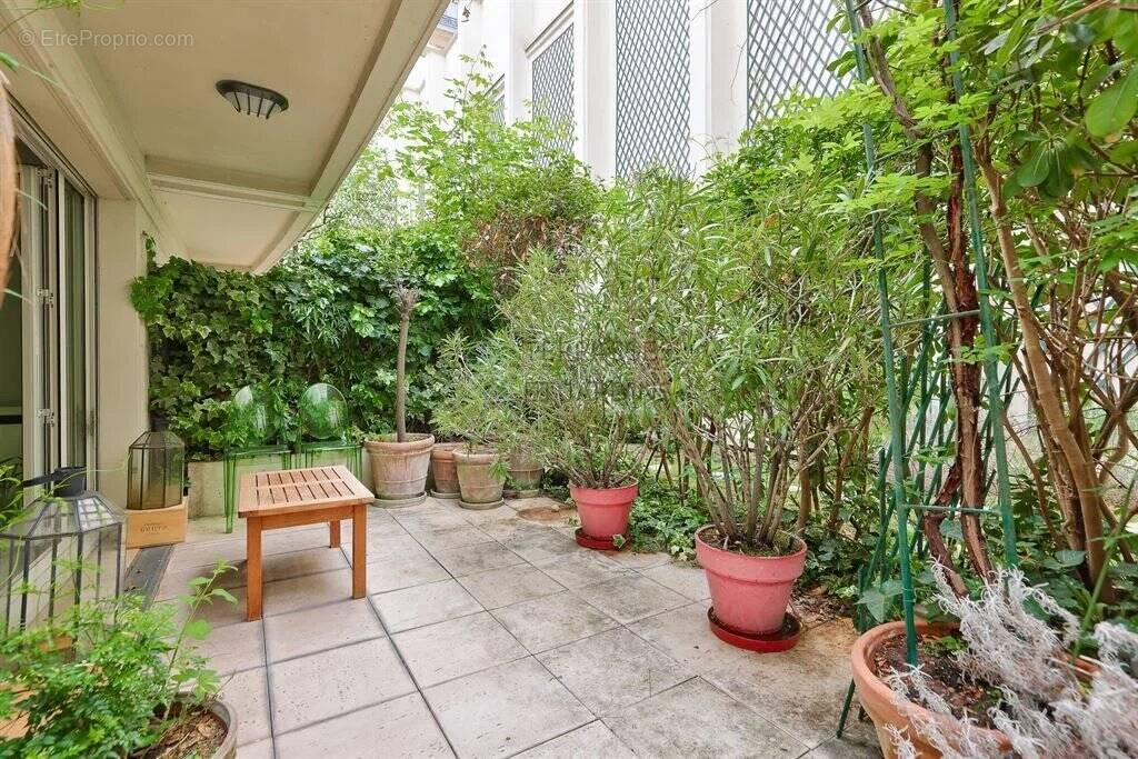 Appartement à PARIS-1E
