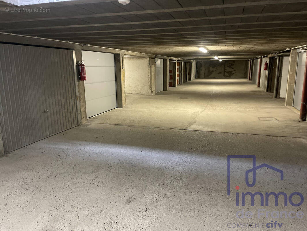 Parking à SAINT-ETIENNE