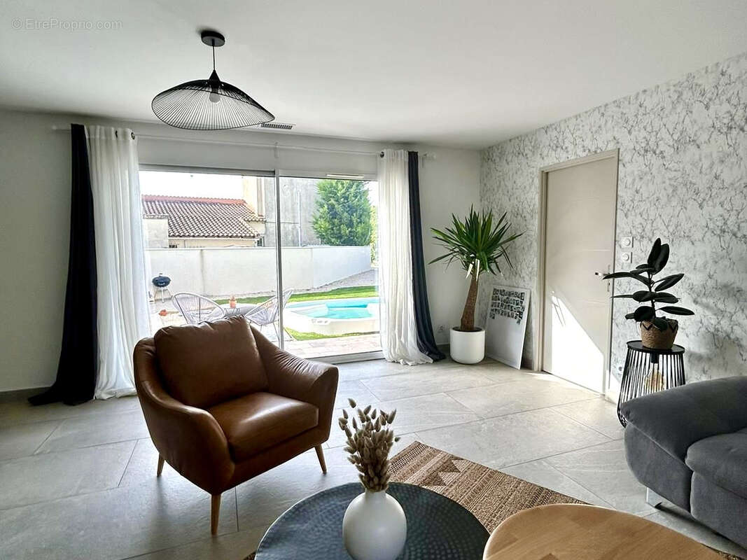 Maison à ENTRAIGUES-SUR-LA-SORGUE