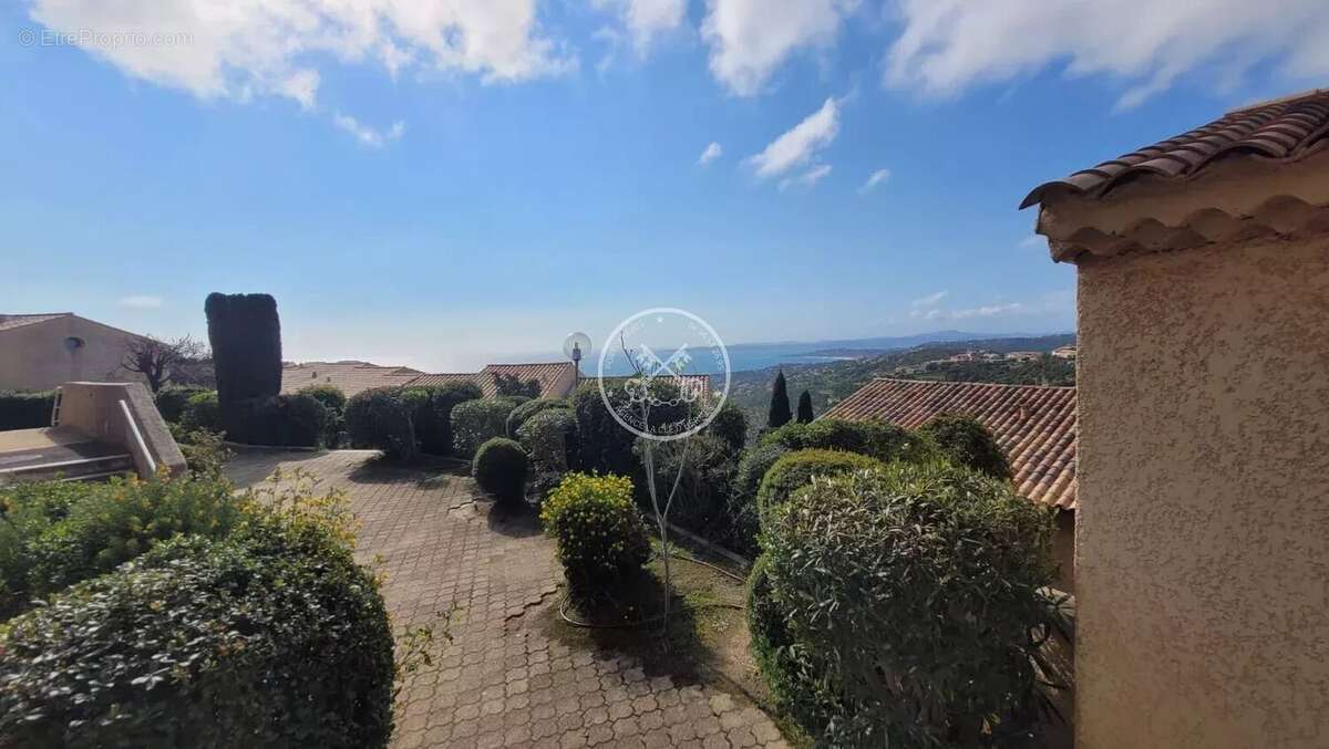 Appartement à ROQUEBRUNE-SUR-ARGENS