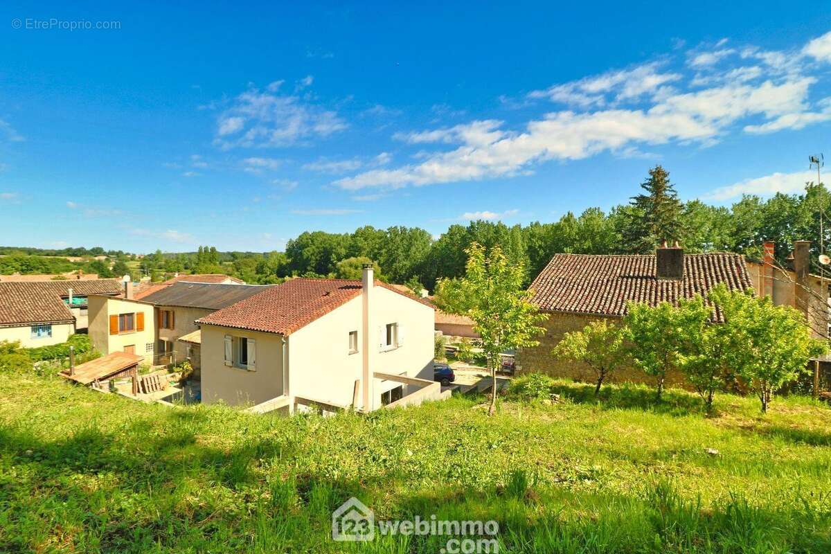 Cette grande maison familiale vous attend. - Maison à CELLE-LEVESCAULT