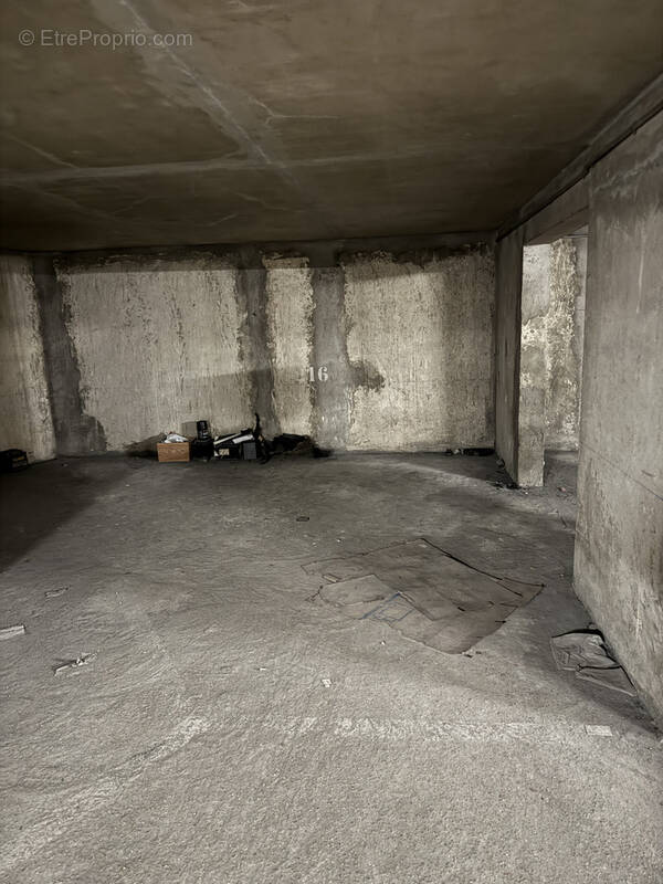 Parking à PARIS-17E