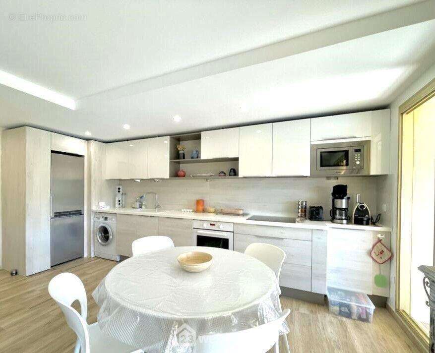 Cette cuisine moderne et lumineuse, entièrement équipée, offre un espace convivial où chaque détail a été pensé pour allier praticité et élégance. - Appartement à SAINTE-MAXIME