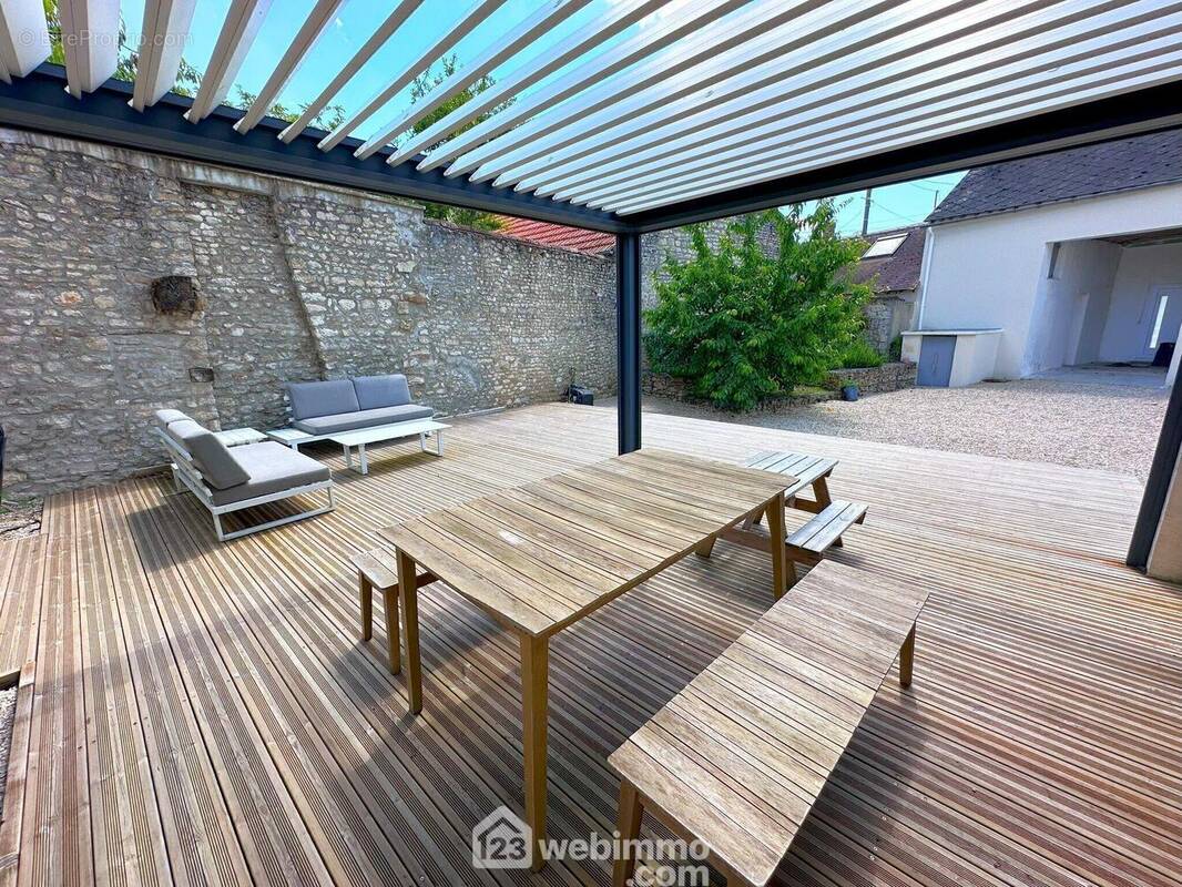 Un bien au calme avec son terrain de 595 m², ses 2 caves et une dépendance pouvant être aménagée. - Maison à LA CHAPELLE-LA-REINE