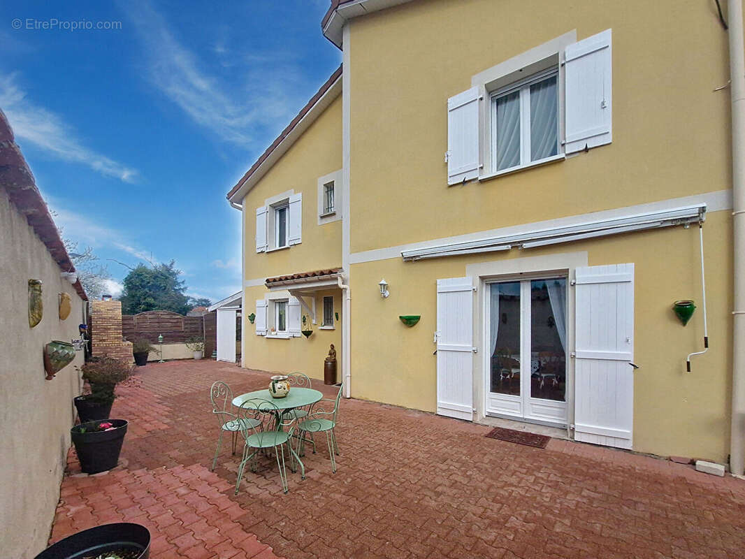 Maison à SURY-LE-COMTAL