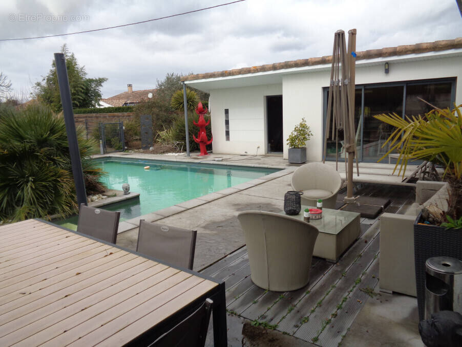 Maison à PINS-JUSTARET