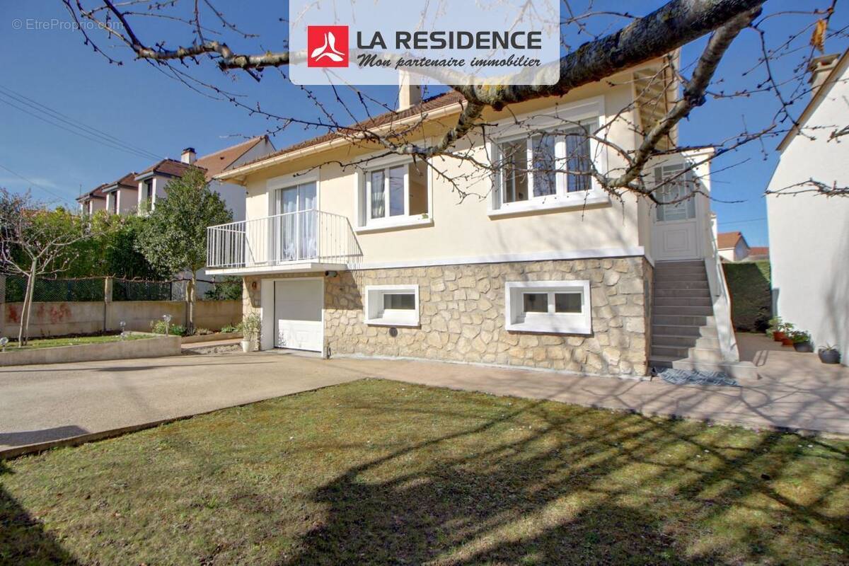 Maison à LES CLAYES-SOUS-BOIS