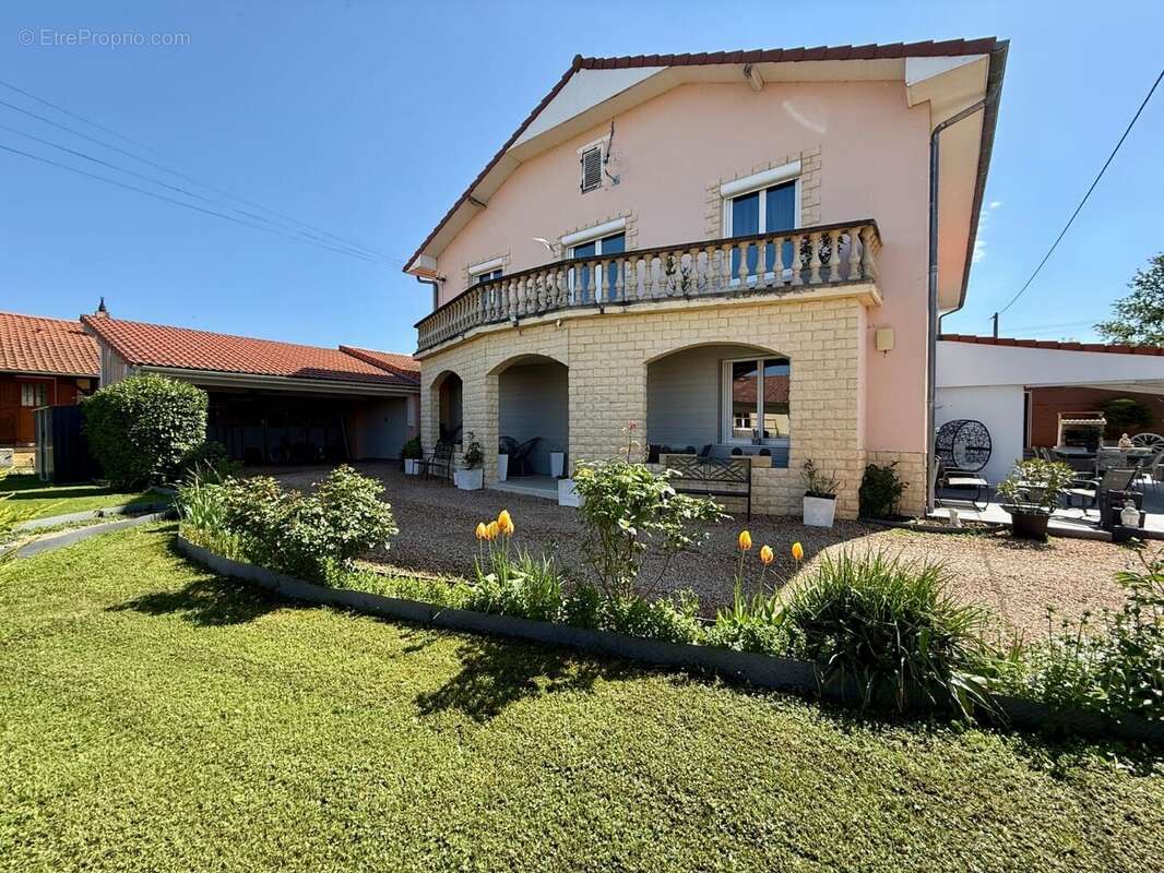 Maison à LES MARTRES-D&#039;ARTIERE