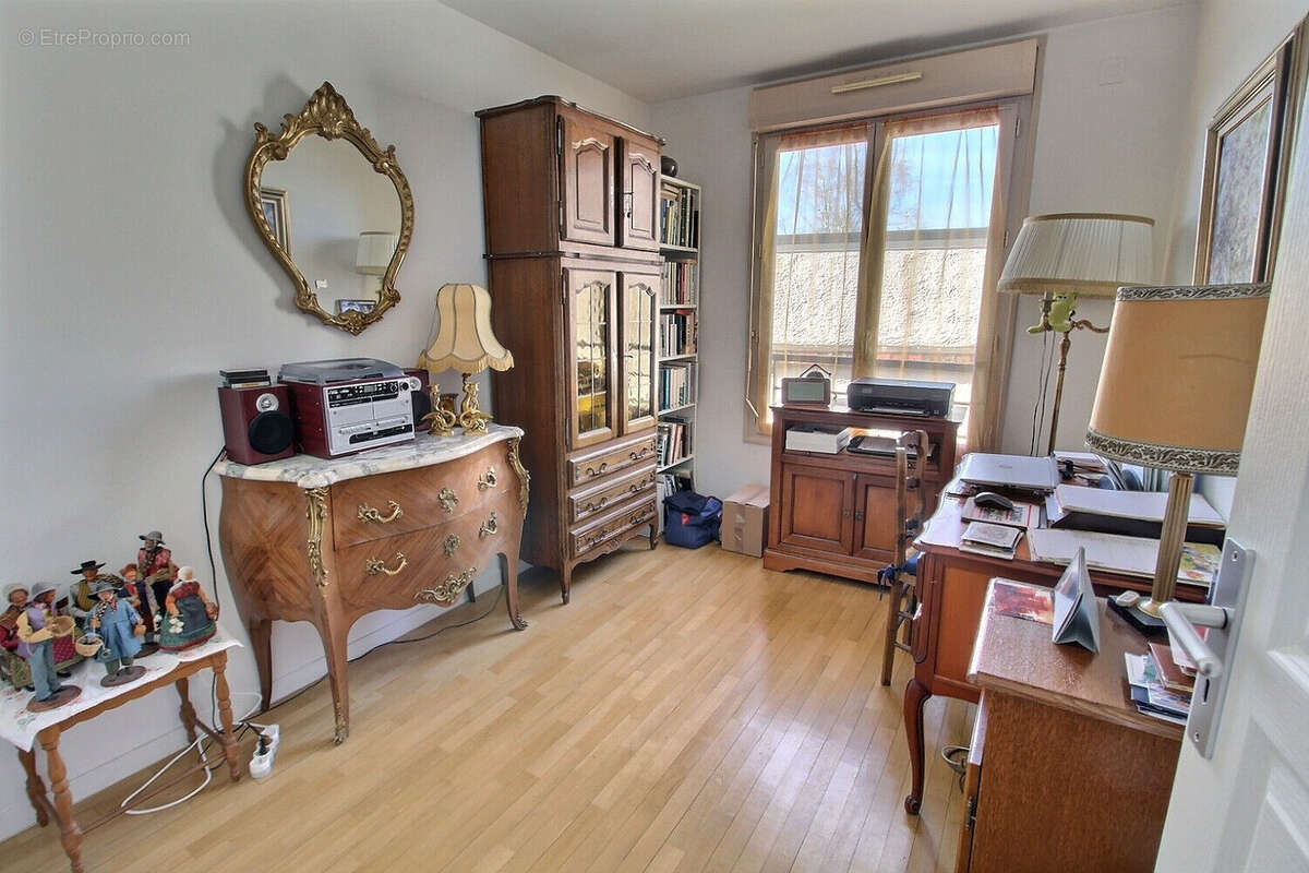 Appartement à LE MESNIL-SAINT-DENIS