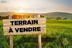 Terrain à SAINT-JULIEN-DE-VOUVANTES