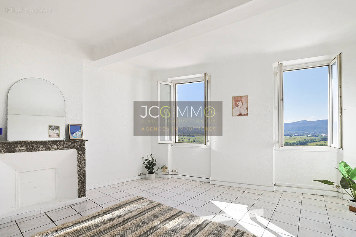 Appartement à PIERREFEU-DU-VAR