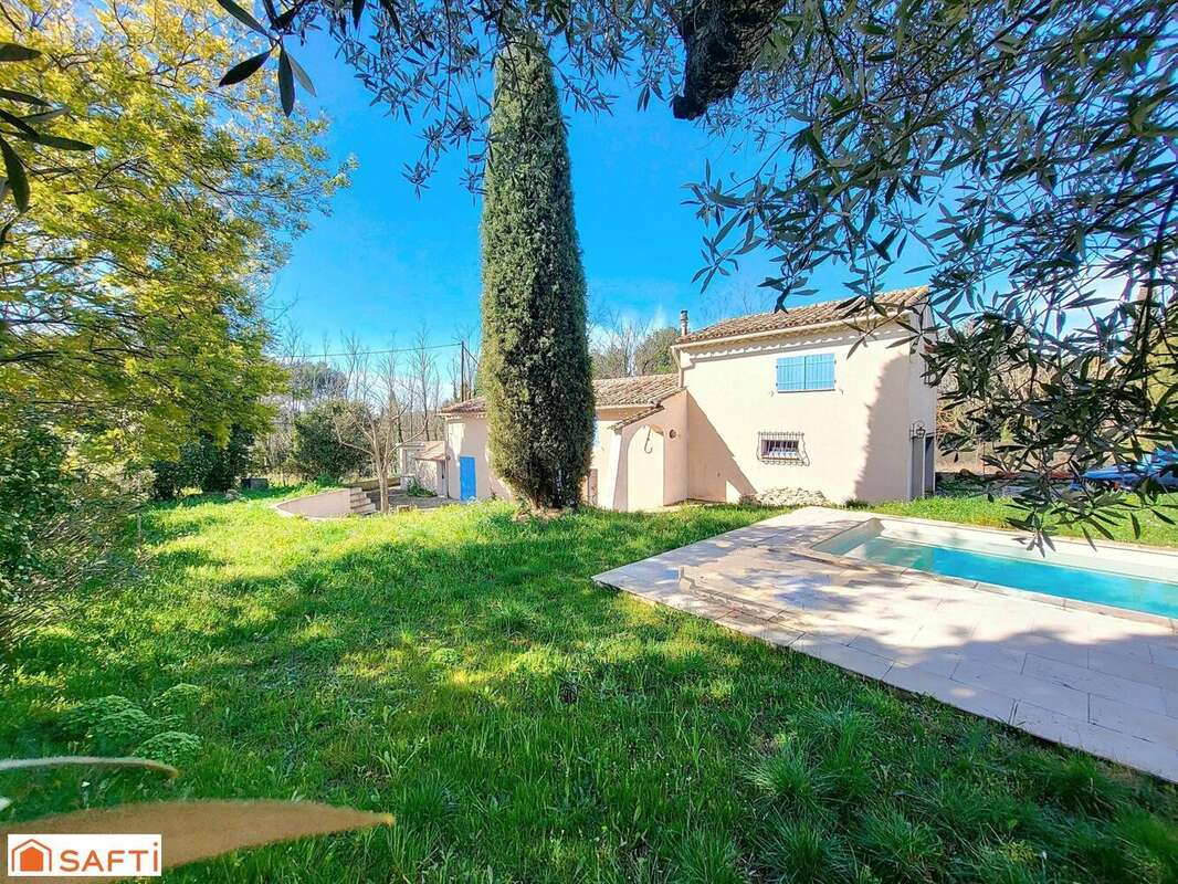 Photo 2 - Maison à LE CASTELLET