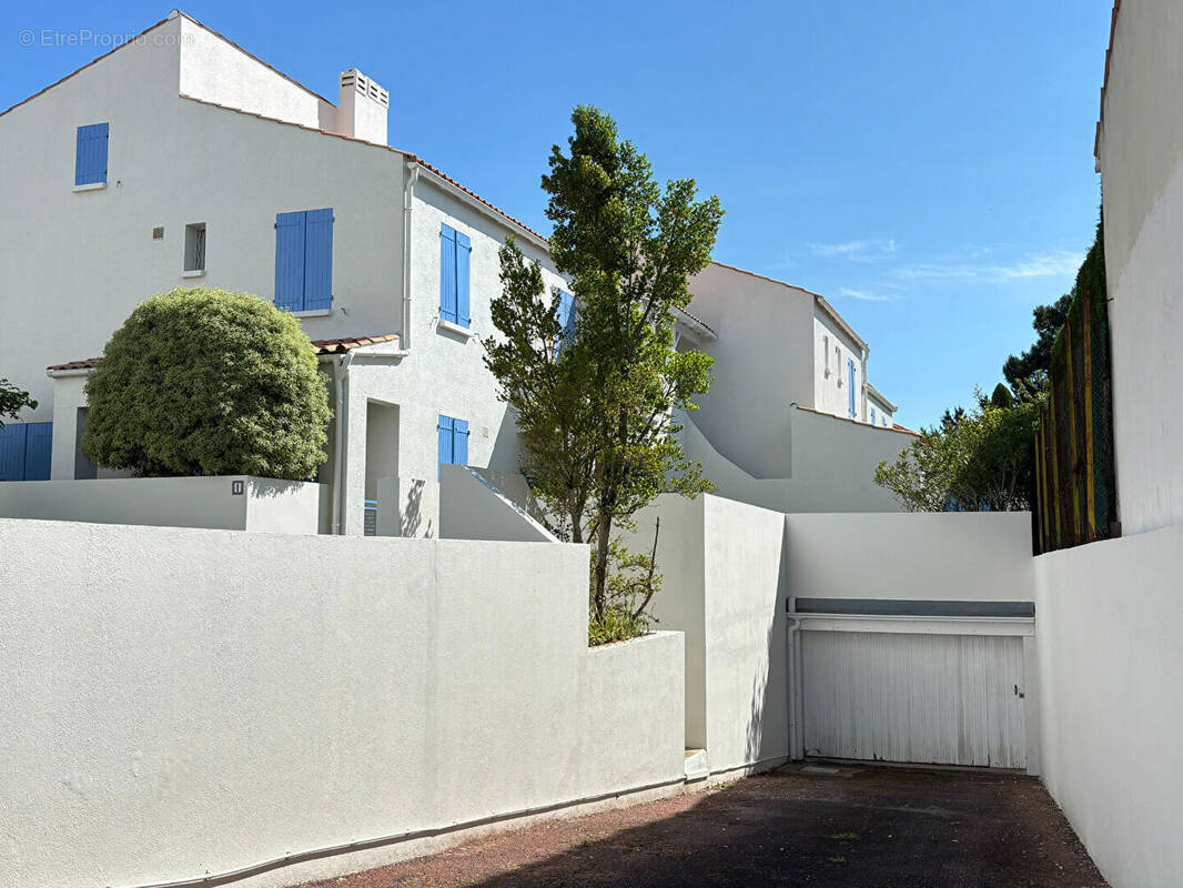 Parking à VAUX-SUR-MER
