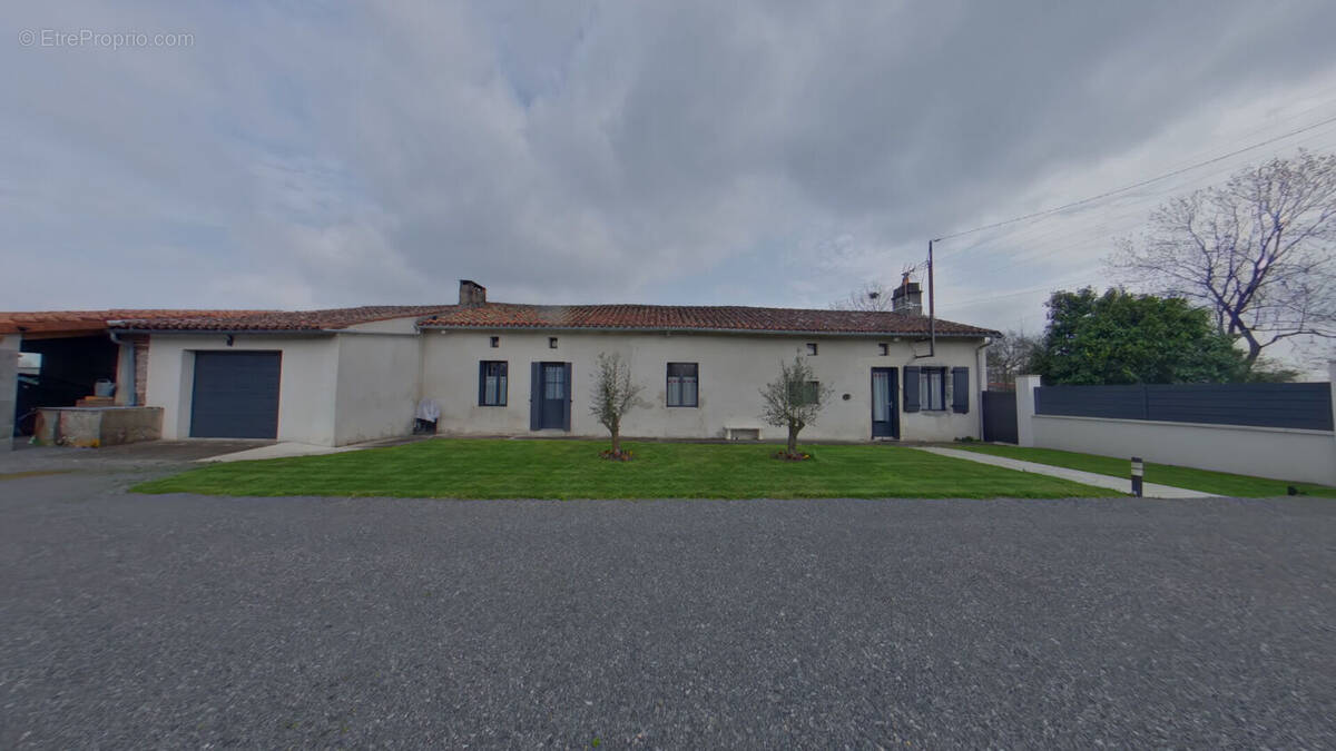 Maison à LUCHAPT