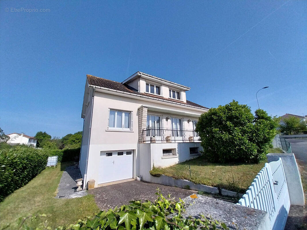 Maison à LIGUGE