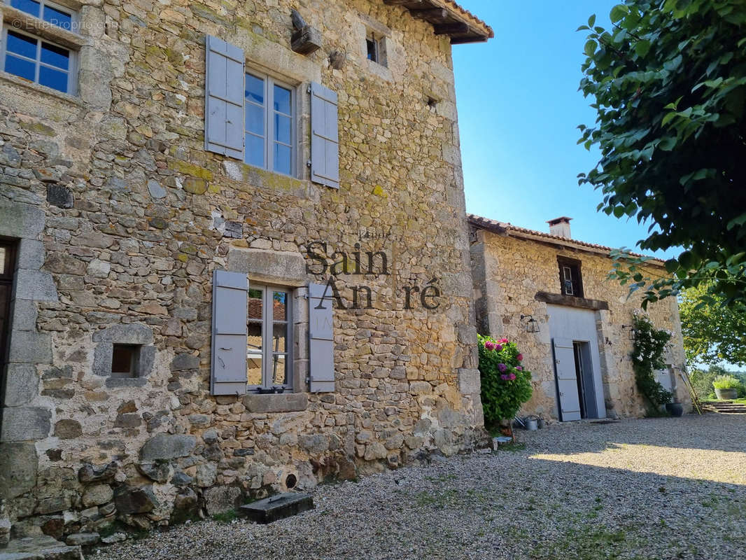 Maison à CHAMPNIERS-ET-REILHAC