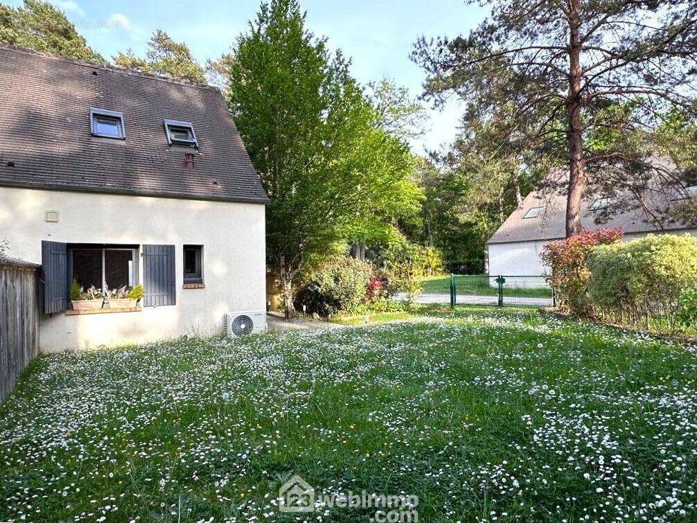 Dans une résidence sécurisée, jolie maison entièrement rénovée de 2 pièces avec jardin. - Maison à ARBONNE-LA-FORET