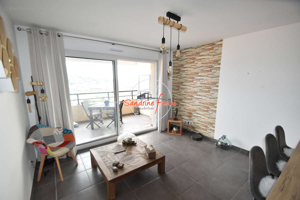 Appartement à SAINT-LAURENT-DU-VAR