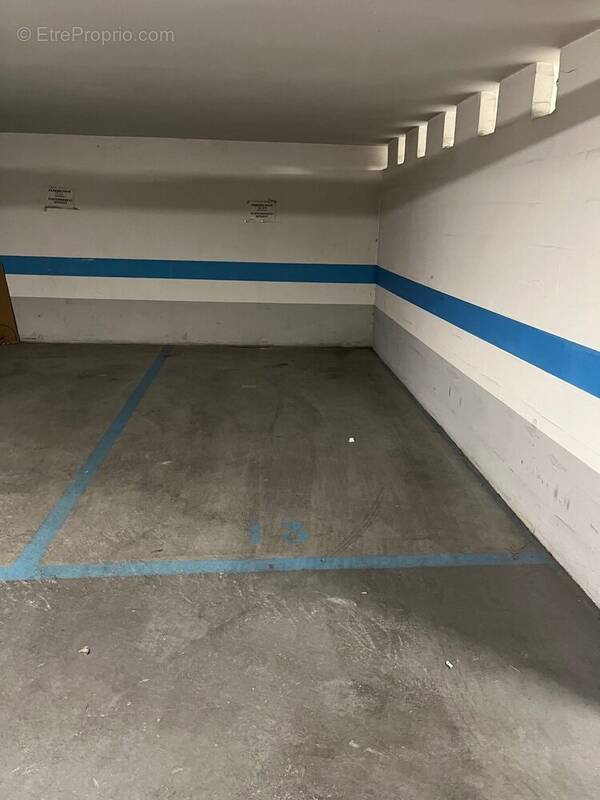 Parking à PARIS-17E