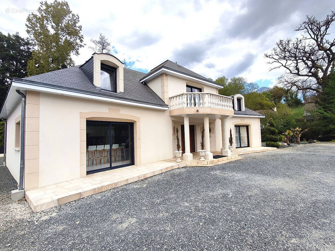 Maison à LE GENEST-SAINT-ISLE
