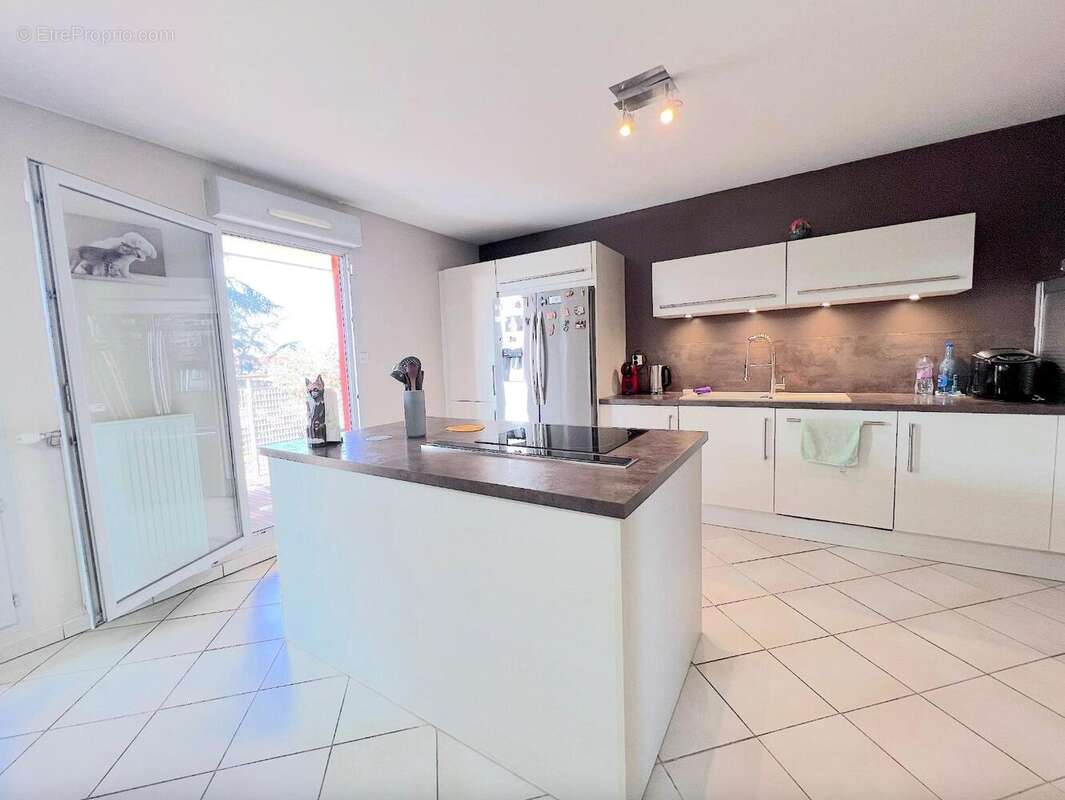   - Appartement à DECINES-CHARPIEU
