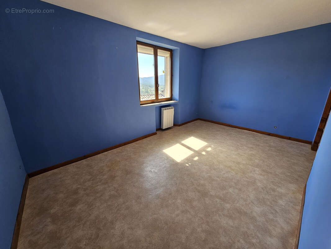 Appartement à BAGNOLS-EN-FORET