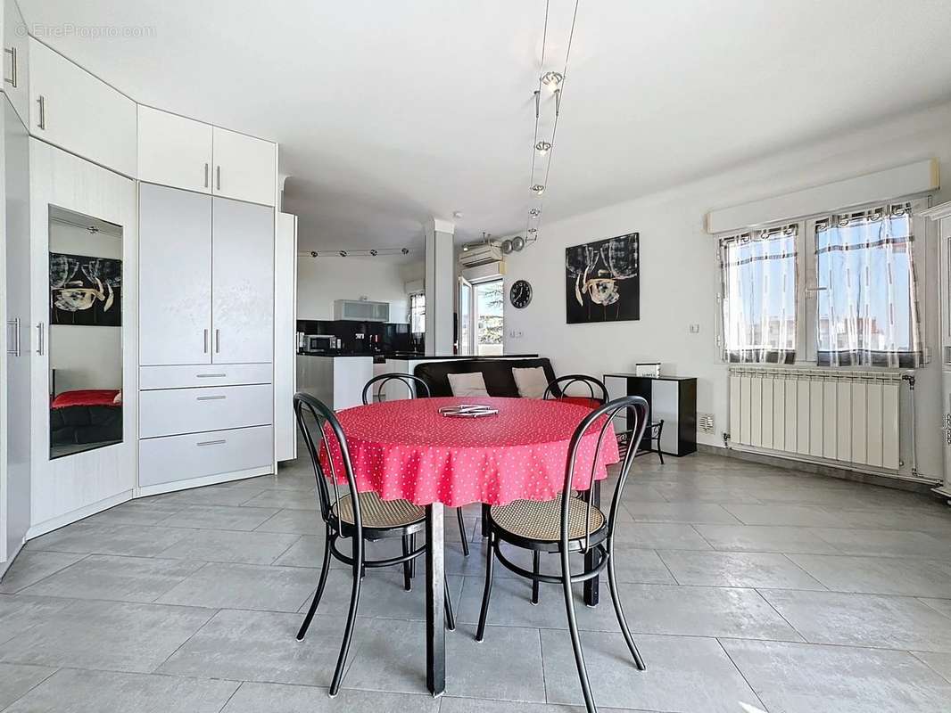Appartement à SAINT-LAURENT-DU-VAR