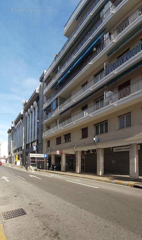   - Commerce à ANTIBES