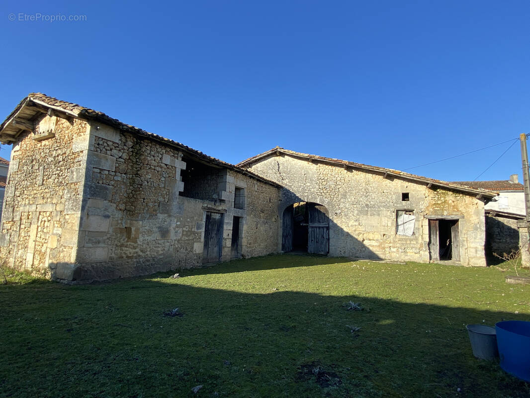 Maison à ROULLET-SAINT-ESTEPHE