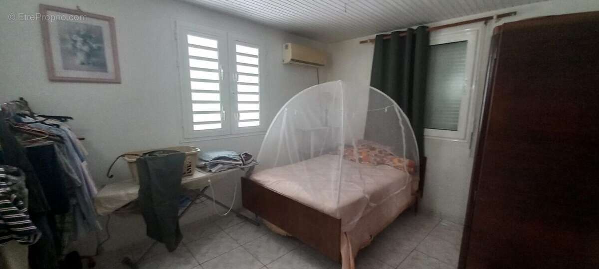 RDC -  CH de 12.90 m2 - Maison à LA TRINITE