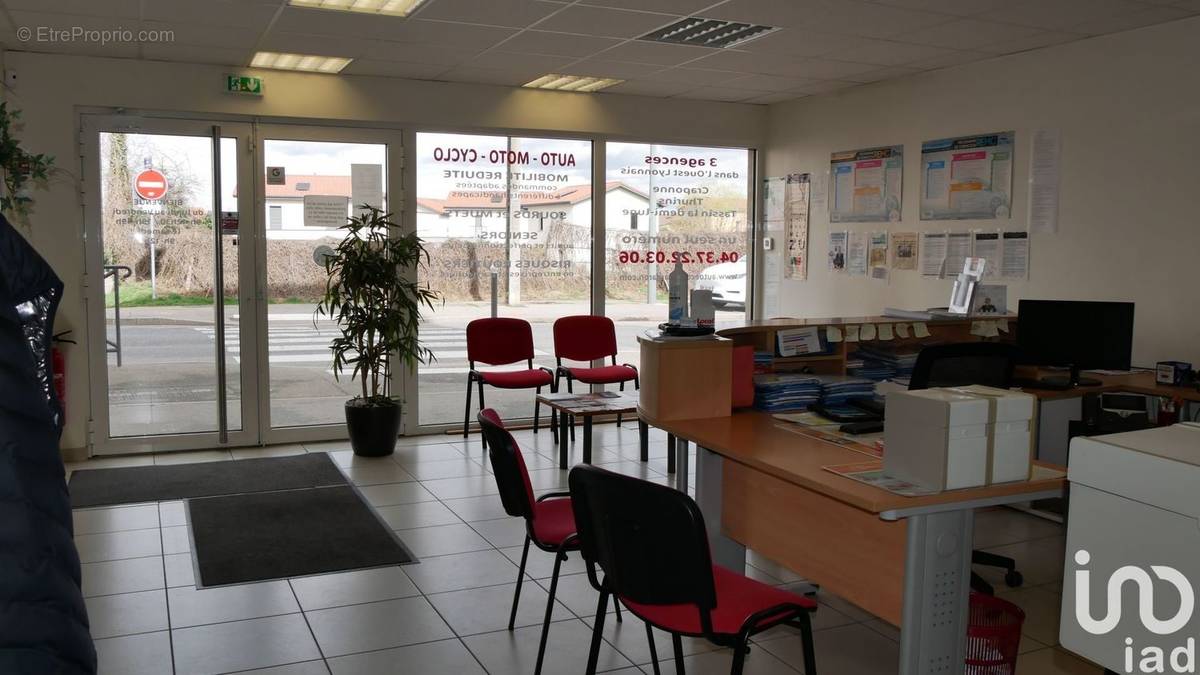 Photo 1 - Commerce à CRAPONNE