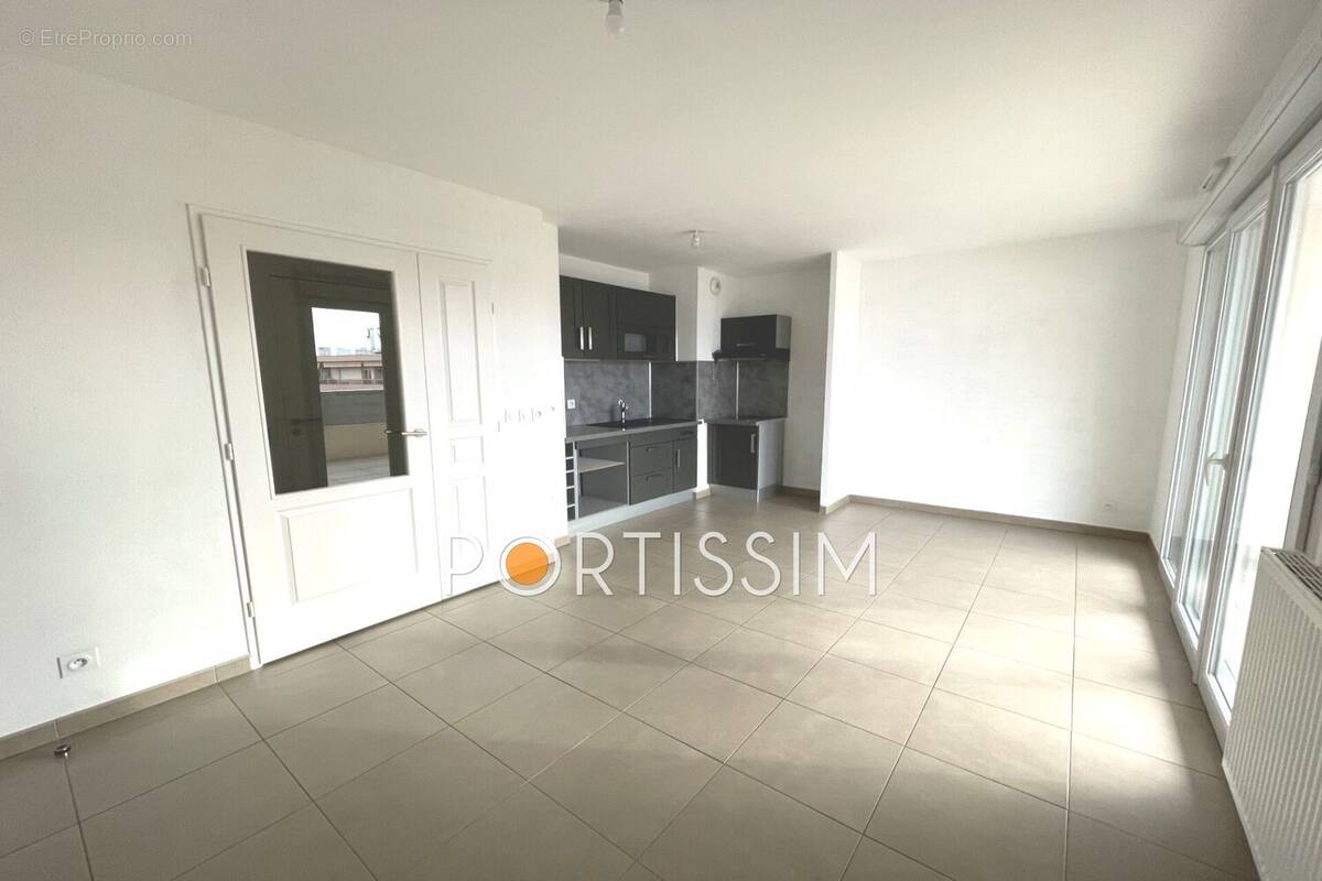 Appartement à SAINT-LAURENT-DU-VAR