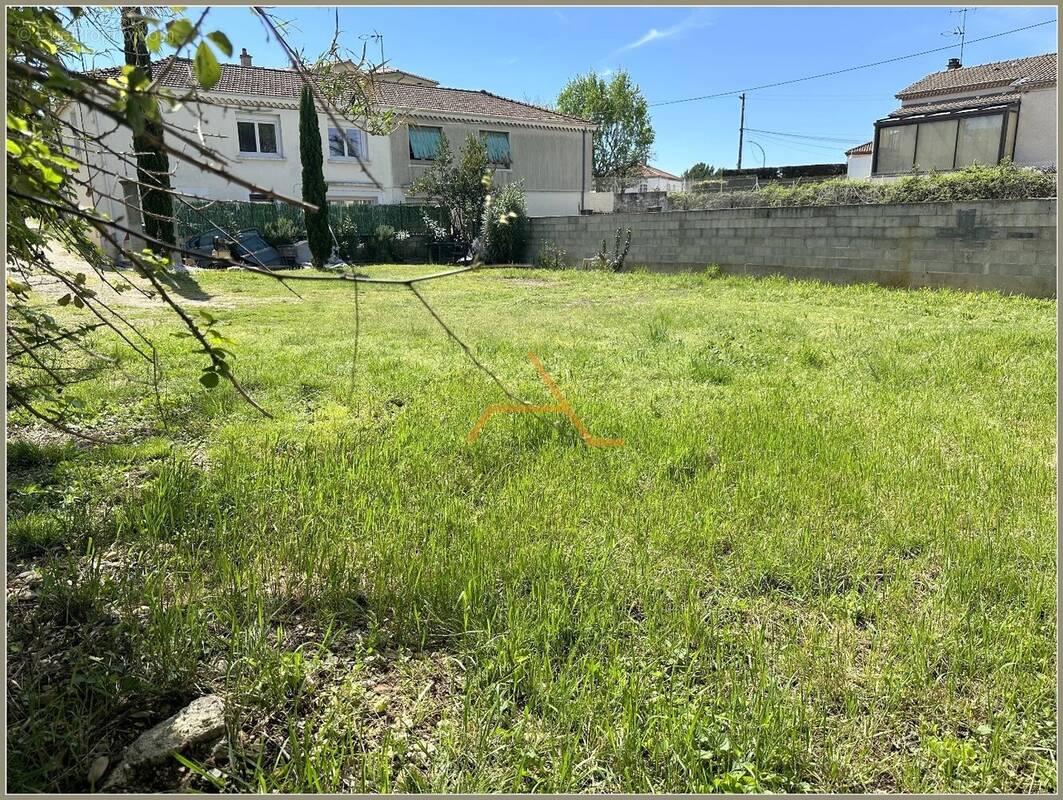 Terrain à MONTELIMAR
