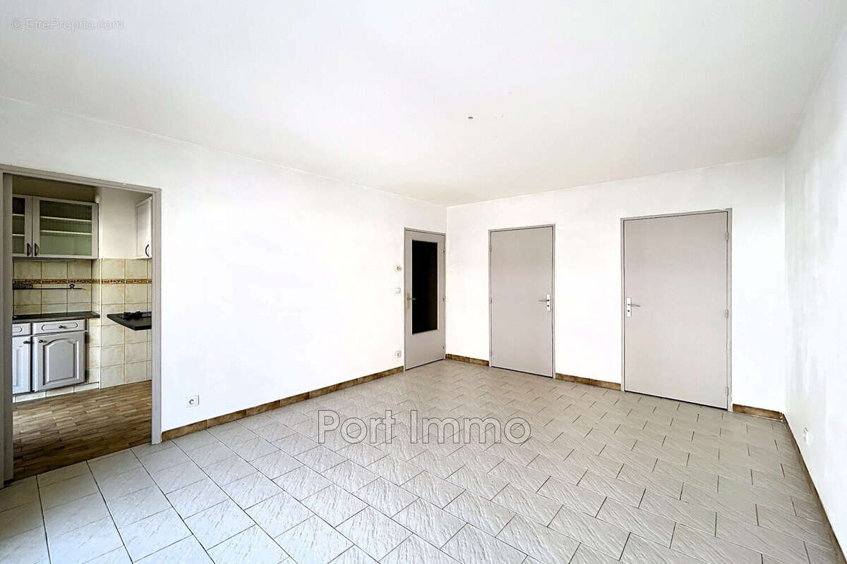 Appartement à SAINT-LAURENT-DU-VAR