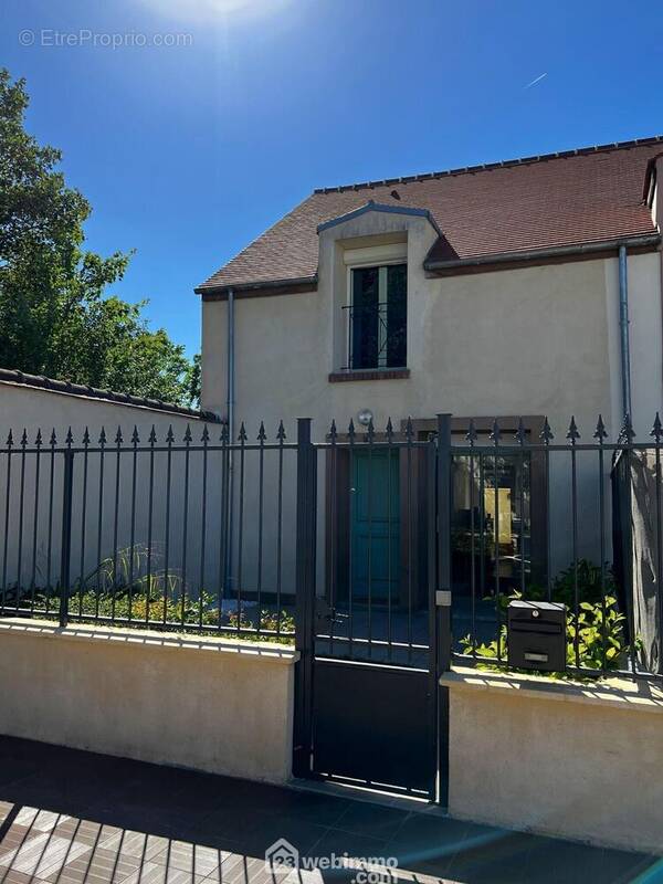 Bienvenue dans cette jolie maison de 65 m² habitables située au c½ur du village. - Maison à MILLY-LA-FORET