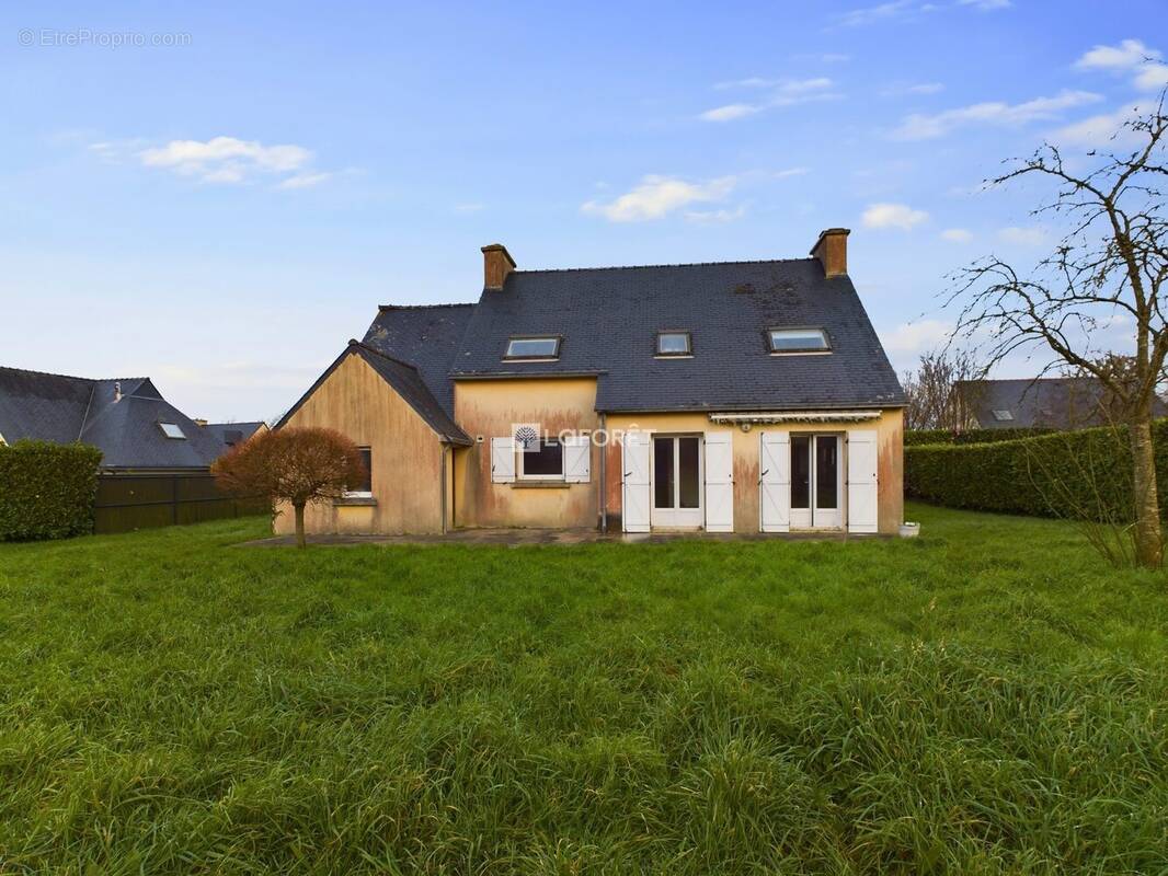 Maison à KERLAZ