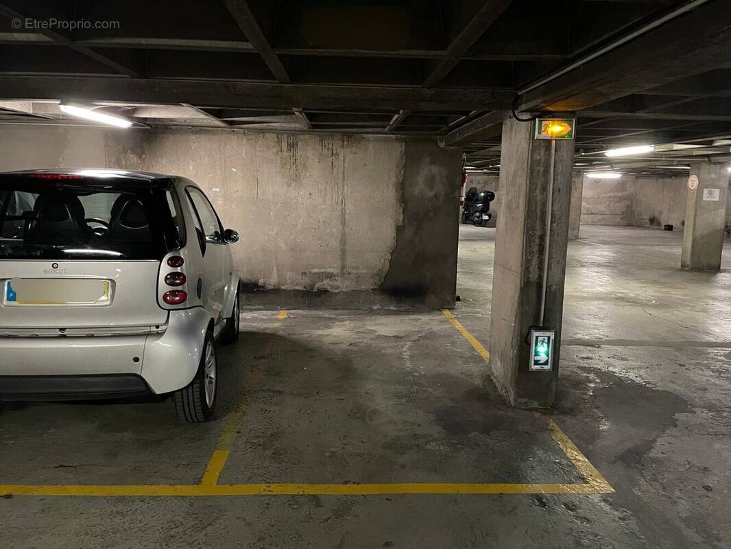 Parking à PARIS-15E