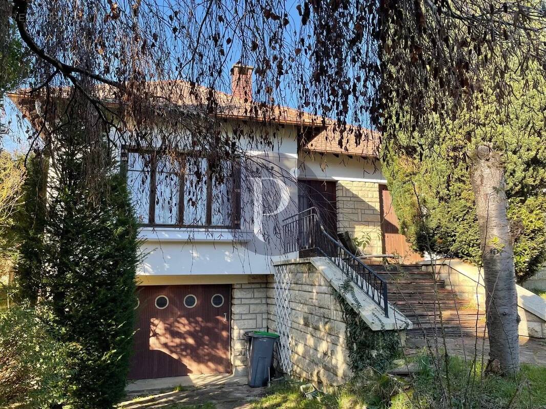 Maison à VERRIERES-LE-BUISSON