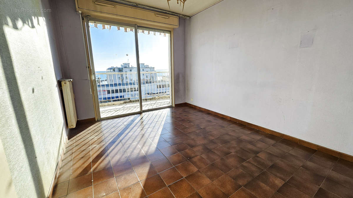 Appartement à SAINT-LAURENT-DU-VAR