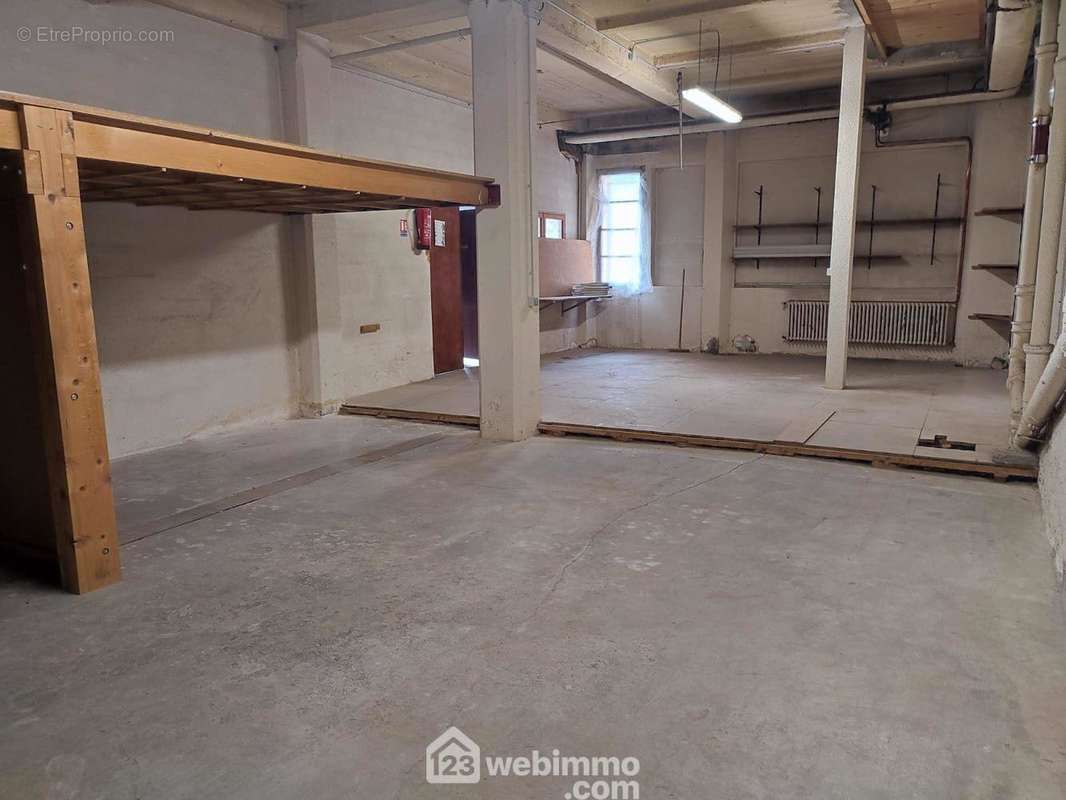 Cet ensemble de locaux se compose de 2 lots situés au sous-sol d&#039;une résidence avec portail automatique. - Commerce à UGINE