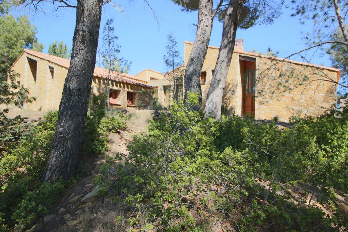 Maison à CEYRESTE