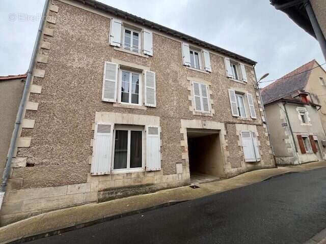 Façade coté rue - Appartement à MONTMORILLON