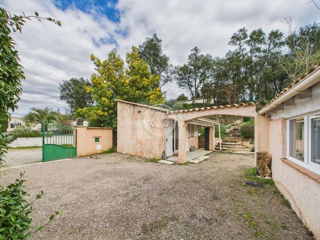 Maison à BAGNOLS-EN-FORET