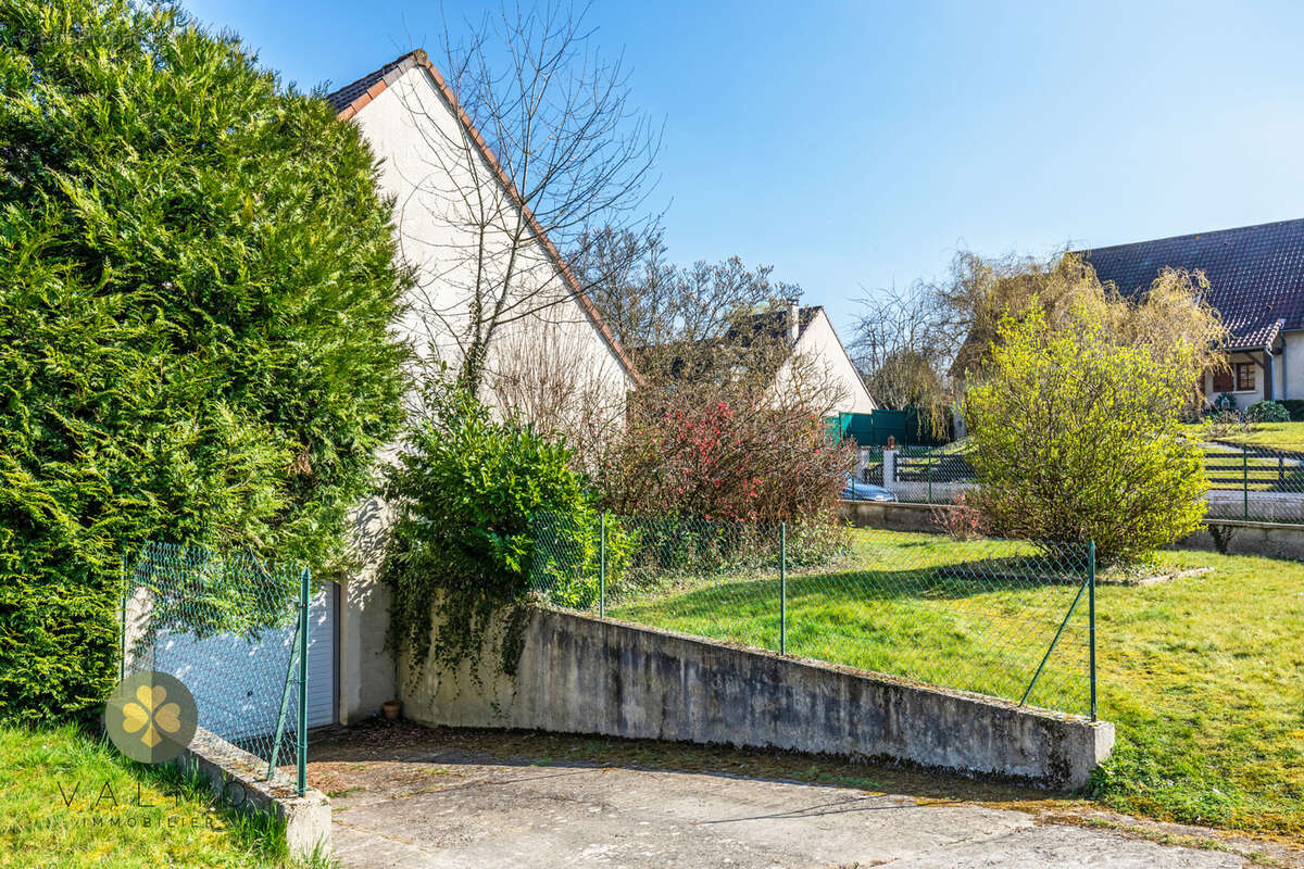 Maison à LA QUEUE-LES-YVELINES