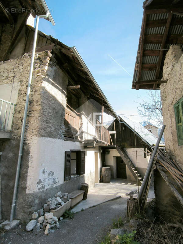 Maison à SAINT-MARTIN-DE-QUEYRIERES