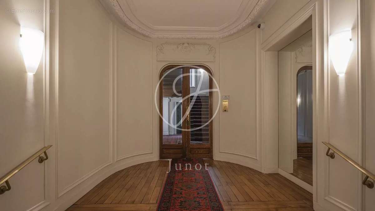 Appartement à PARIS-16E