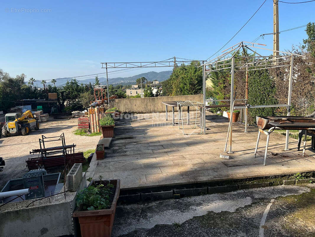 Terrain à MOUGINS
