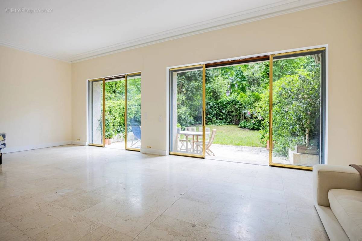 Appartement à NEUILLY-SUR-SEINE