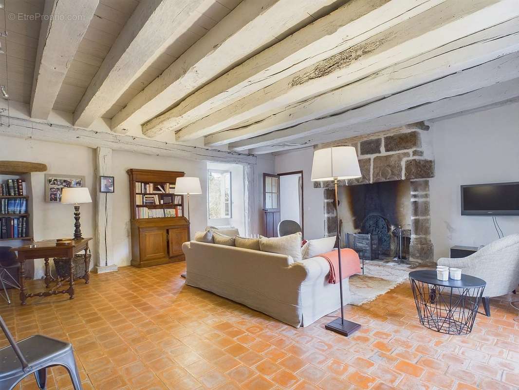 Maison à CHAMPNIERS-ET-REILHAC