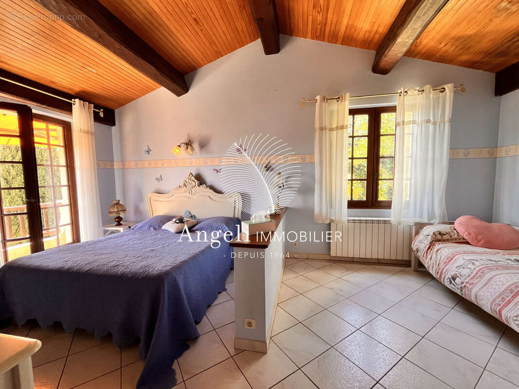 Maison à ROQUEBRUNE-SUR-ARGENS